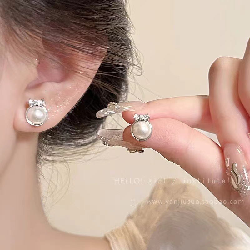 Elegant And Sophisticated Silver Gray Pearl Earrings For Women In Autumn And Winter With A Cool And Luxurious Style. Delicate And Dynamic Trendy Earrings For A Niche Audience